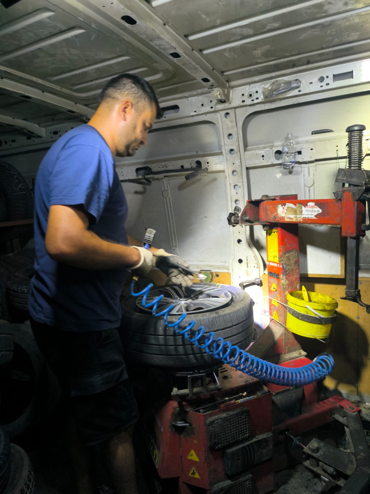 Gezici Mobil Servis Aracı İçinde Lastik Sökme ve Şişirme İşlemi